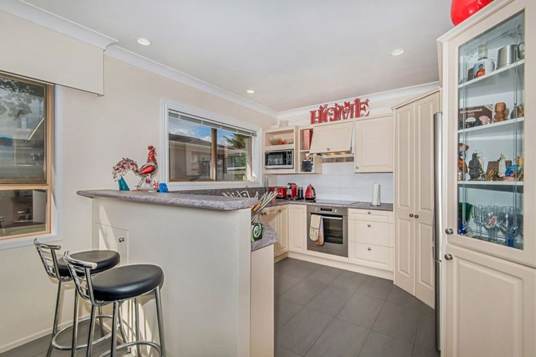 Photo of property in 37 Nui Mana Place, Te Atatu South, Auckland, 0610