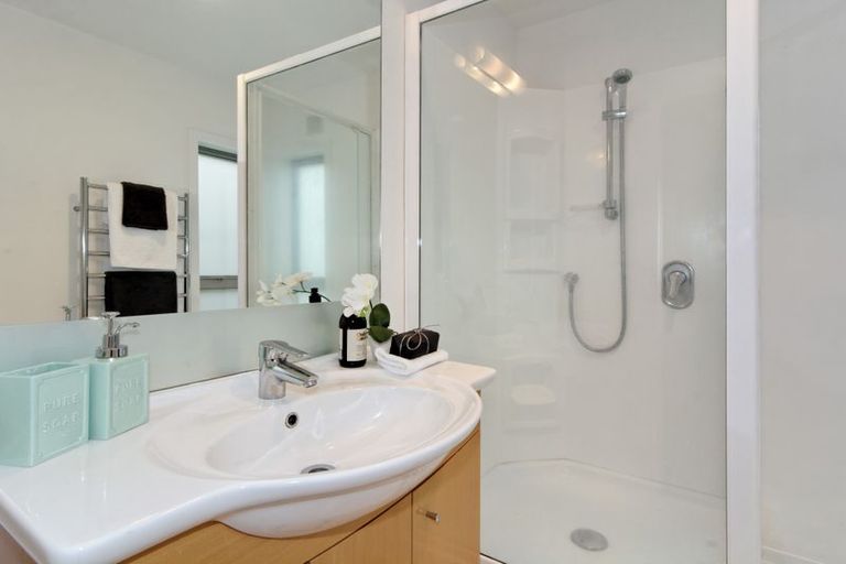 Photo of property in 11e Woodfern Crescent, Titirangi, Auckland, 0604