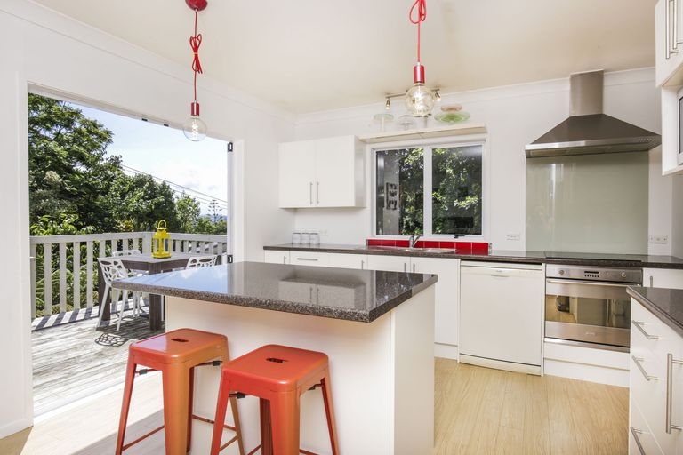 Photo of property in 2/52 West Lynn Road, Titirangi, Auckland, 0604