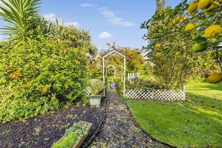 Photo of property in 48 Spence Road, Henderson, Auckland, 0612