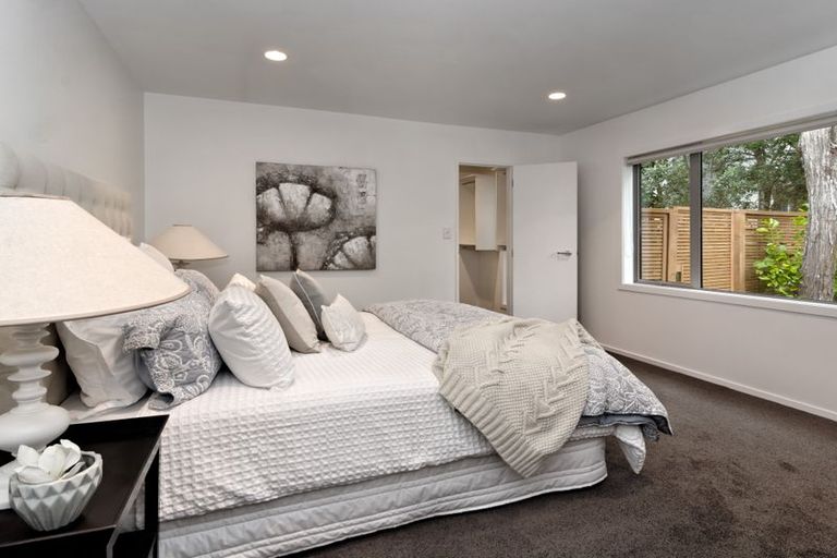 Photo of property in 11e Woodfern Crescent, Titirangi, Auckland, 0604