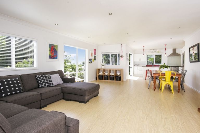 Photo of property in 2/52 West Lynn Road, Titirangi, Auckland, 0604