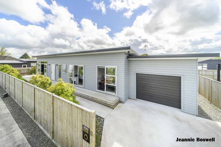 Photo of property in 52 Exeter Crescent, Takaro, Palmerston North, 4412
