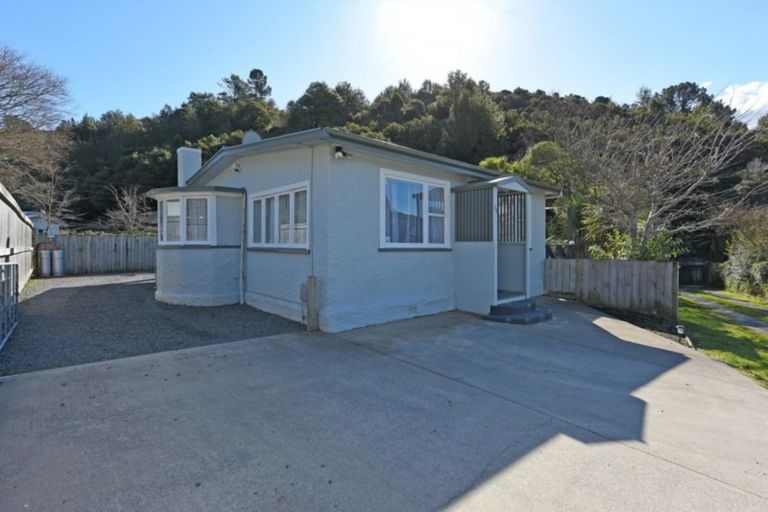 Photo of property in 52 Raukawa Street, Stokes Valley, Lower Hutt, 5019