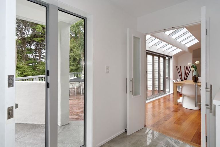 Photo of property in 11e Woodfern Crescent, Titirangi, Auckland, 0604