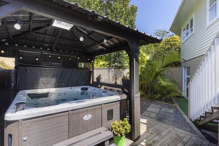 Photo of property in 16 Edgeworth Road, Glenfield, Auckland, 0629