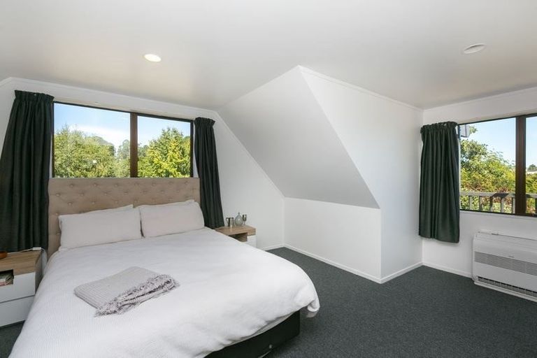 Photo of property in 3 Lindaver Grove, Merrilands, New Plymouth, 4312