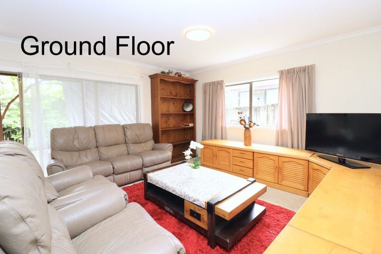 Photo of property in 15 Kingsclere Place, Goodwood Heights, Auckland, 2105