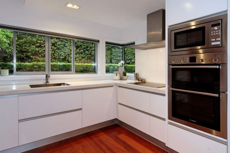Photo of property in 11e Woodfern Crescent, Titirangi, Auckland, 0604