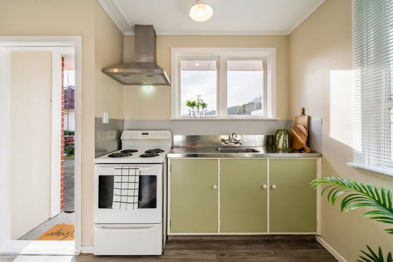 Photo of property in 2/8 Oregon Drive, Maoribank, Upper Hutt, 5018