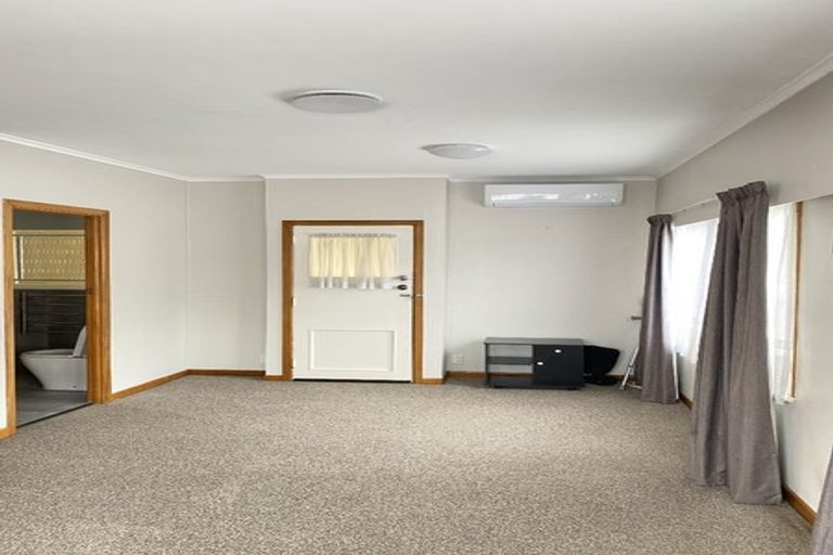 Photo of property in 193 Glenfield Road, Hillcrest, Auckland, 0627