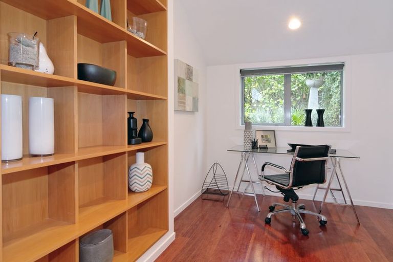 Photo of property in 11e Woodfern Crescent, Titirangi, Auckland, 0604