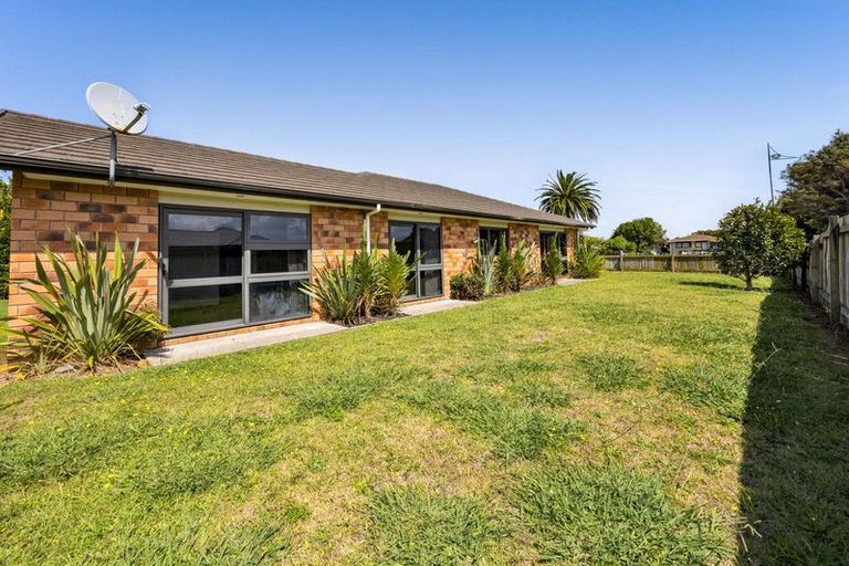 Photo of property in 8 County Drive, Hawera, 4610