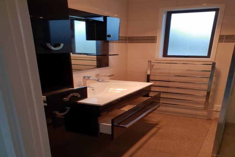 Photo of property in 33 Hobsonville Road, West Harbour, Auckland, 0618