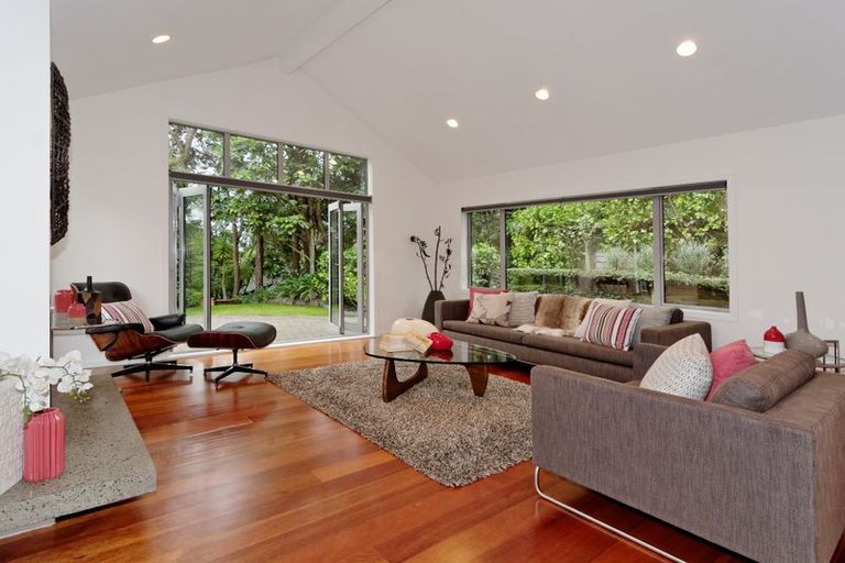 Photo of property in 11e Woodfern Crescent, Titirangi, Auckland, 0604