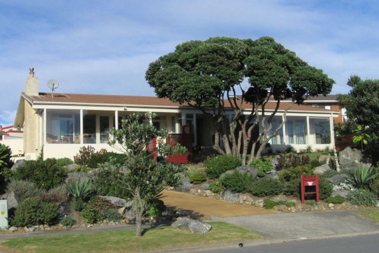 Photo of property in 16 Ara Kuaka, Waikanae Beach, Waikanae, 5036
