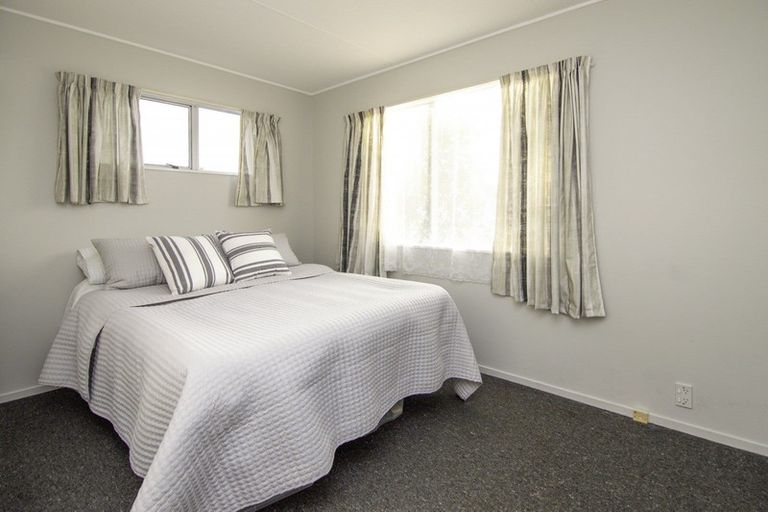 Photo of property in 6 Forbes Place, Kelvin Grove, Palmerston North, 4414