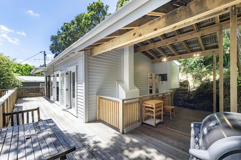 Photo of property in 43 Garden Road, Piha, New Lynn, 0772