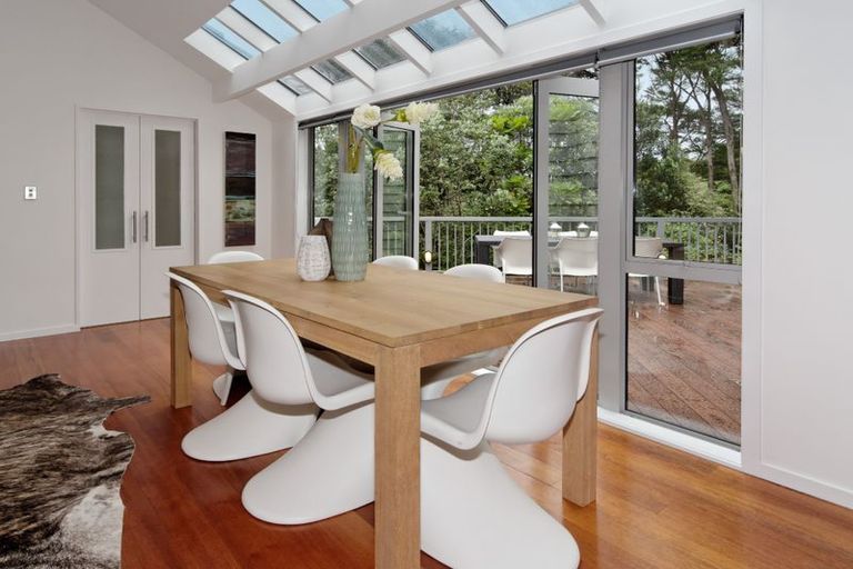 Photo of property in 11e Woodfern Crescent, Titirangi, Auckland, 0604