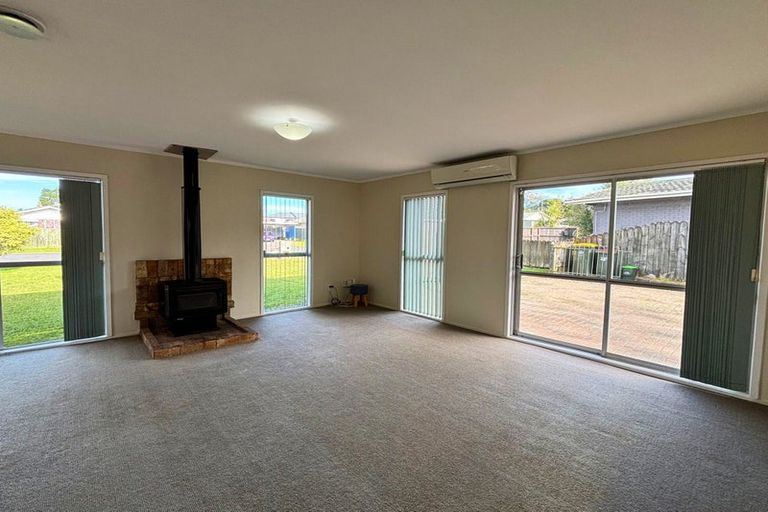 Photo of property in 52 Kurnell Drive, Botany Downs, Auckland, 2010