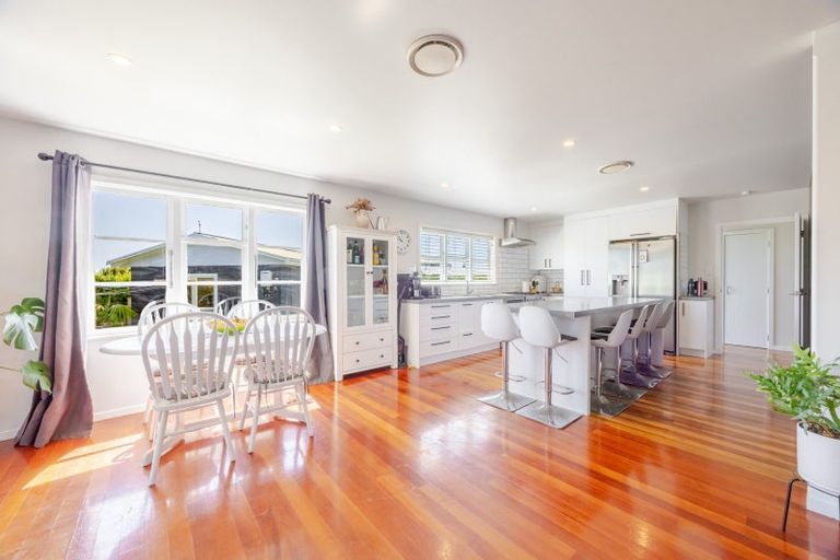 Photo of property in 21 Pitt Street, Clive, 4102