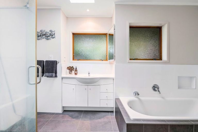 Photo of property in 10 Chelverton Terrace, Red Beach, 0932