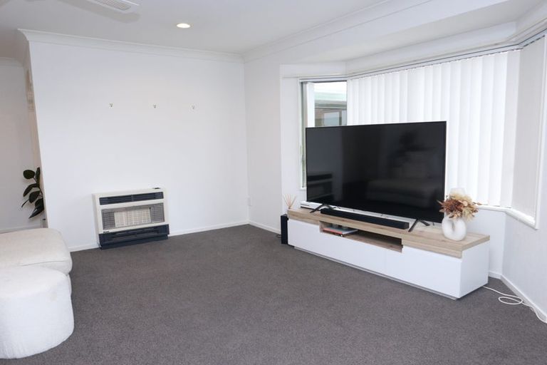 Photo of property in 11 Crown Hill, Paraparaumu, 5032