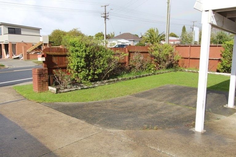 Photo of property in 68 Archibald Road, Kelston, Auckland, 0602