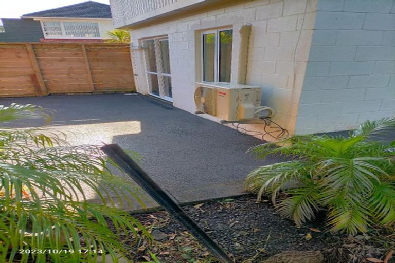 Photo of property in 22 Raymond Terrace, Northcote, Auckland, 0627