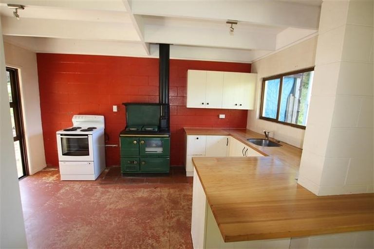 Photo of property in 6 Shirley Road, Parau, Auckland, 0604