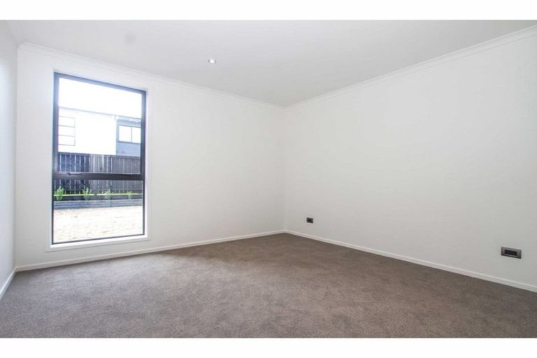 Photo of property in 33 Wallace Road, Ranui, Auckland, 0612