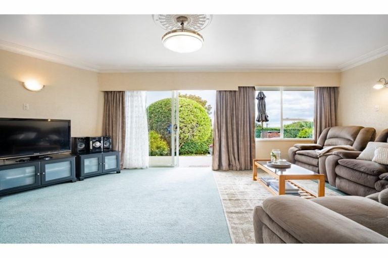 Photo of property in 17 Scanlen Terrace, Kelston, Auckland, 0602