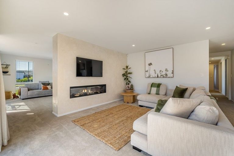 Photo of property in 8 Irvines Track, Halswell, Christchurch, 8025