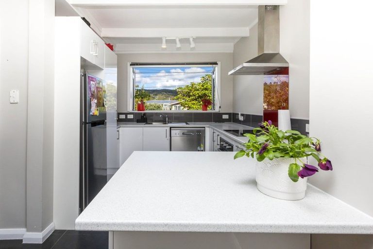 Photo of property in 2 Oxford Crescent, Ebdentown, Upper Hutt, 5018