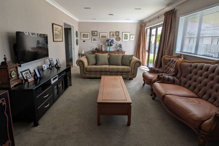 Photo of property in 10 Woodview Rise, Botany Downs, Auckland, 2010