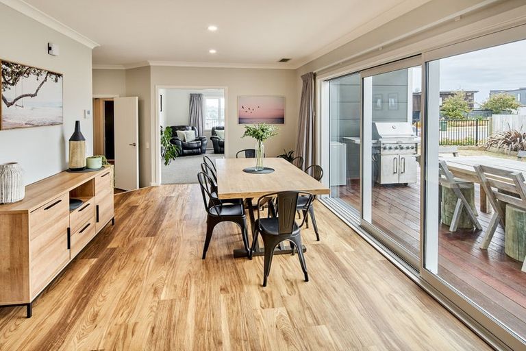 Photo of property in 107 Queen Charlotte Drive, Aotea, Porirua, 5024