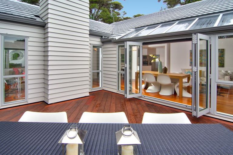 Photo of property in 11e Woodfern Crescent, Titirangi, Auckland, 0604