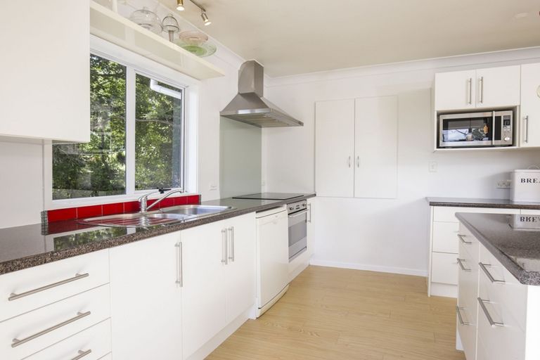 Photo of property in 2/52 West Lynn Road, Titirangi, Auckland, 0604