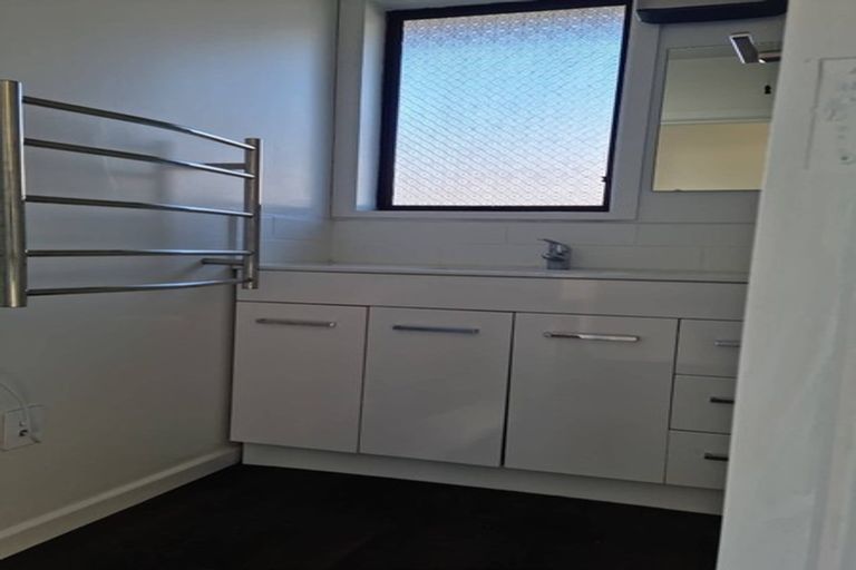 Photo of property in 8 Liverton Crescent, Bishopdale, Christchurch, 8053