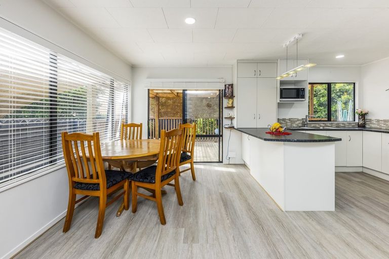 Photo of property in 37 Rosemead Place, Randwick Park, Auckland, 2105