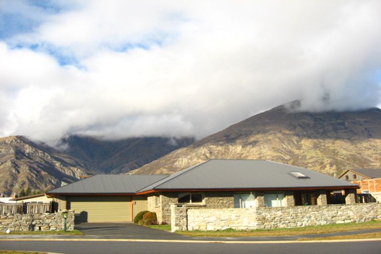 Photo of property in 4 Coburn Place, Lake Hayes, Queenstown, 9304