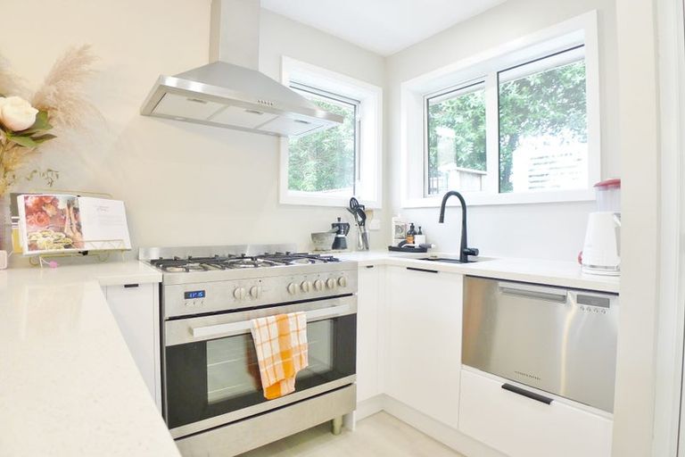 Photo of property in 25a Lidcombe Place, Avondale, Auckland, 1026