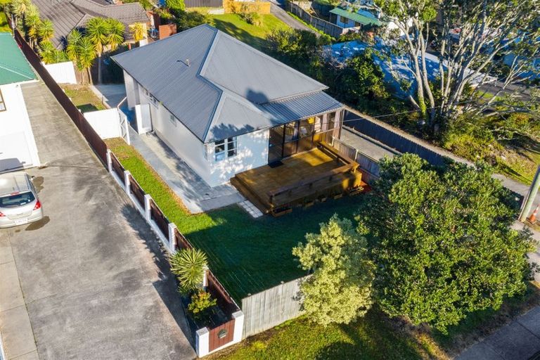 Photo of property in 79 Awaroa Road, Sunnyvale, Auckland, 0612