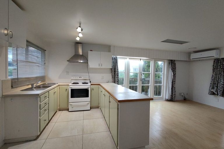 Photo of property in 1/3 Forsythe Place, Massey, Auckland, 0614