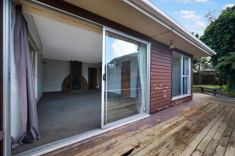 Photo of property in 13 Halcombe Place, Green Bay, Auckland, 0604