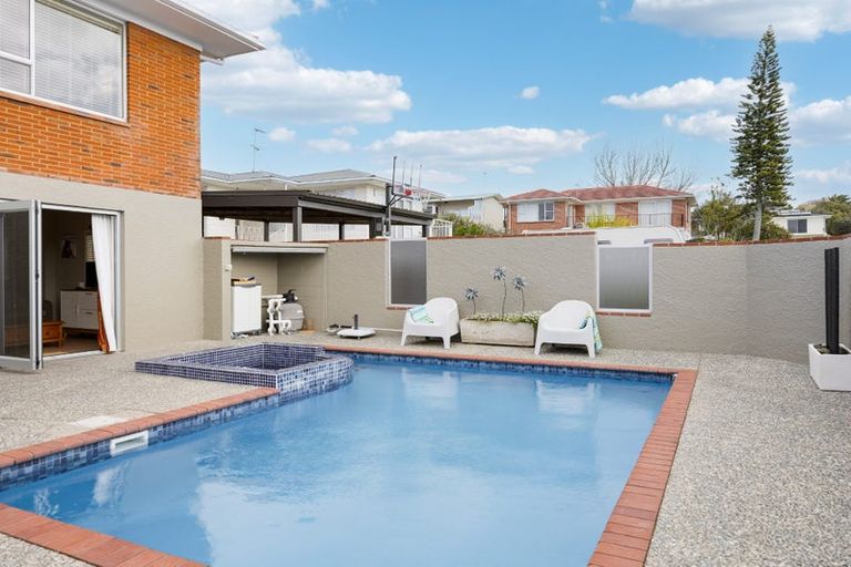 Photo of property in 5 Tanoa Place, Glendene, Auckland, 0602