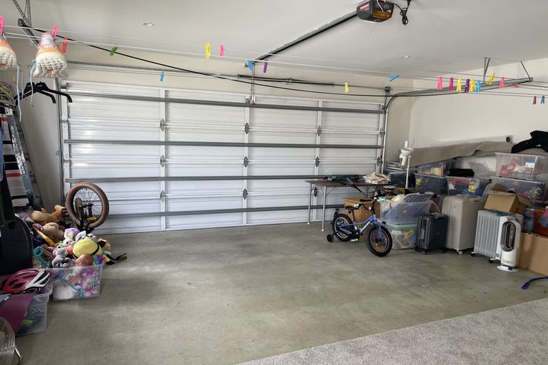 Photo of property in 18 Larmer Drive, Kumeu, 0810