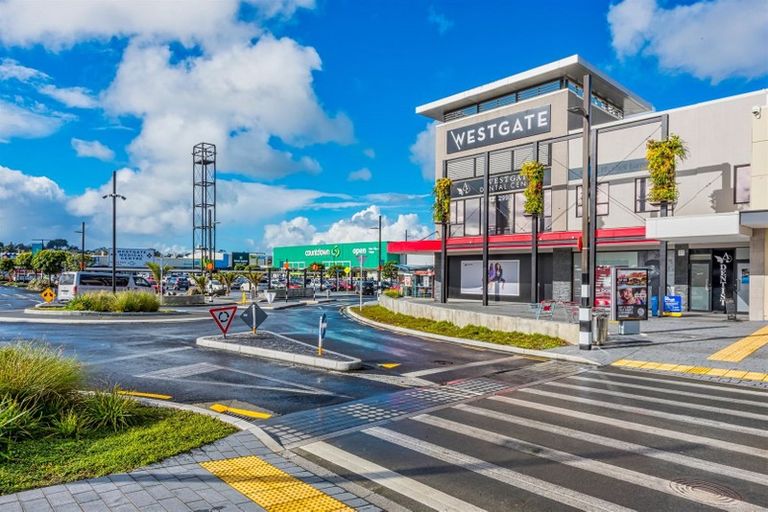 Photo of property in 15 Regents Park Place, Westgate, Auckland, 0614