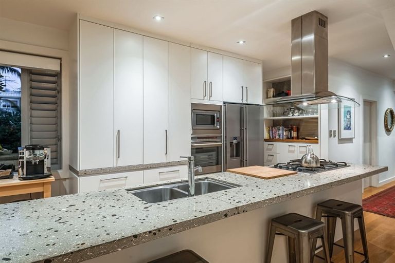 Photo of property in 5 Holiday Road, Milford, Auckland, 0620