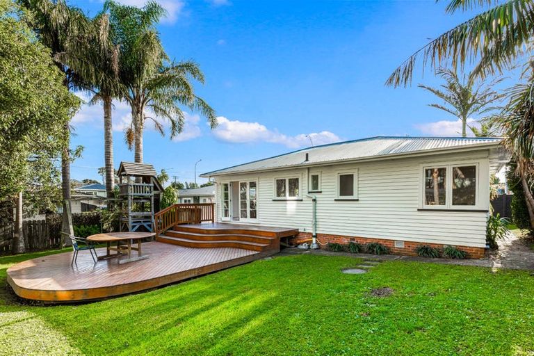 Photo of property in 16 Gloria Avenue, Te Atatu Peninsula, Auckland, 0610